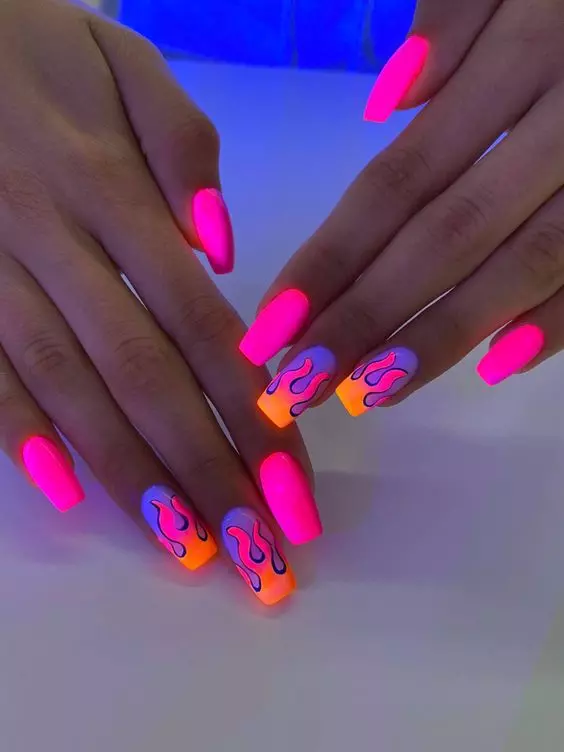 How about trying Ombre Water Spotted Beach Nails?