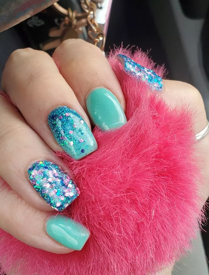 How about some Teal Blue Beachy Toe Nails?